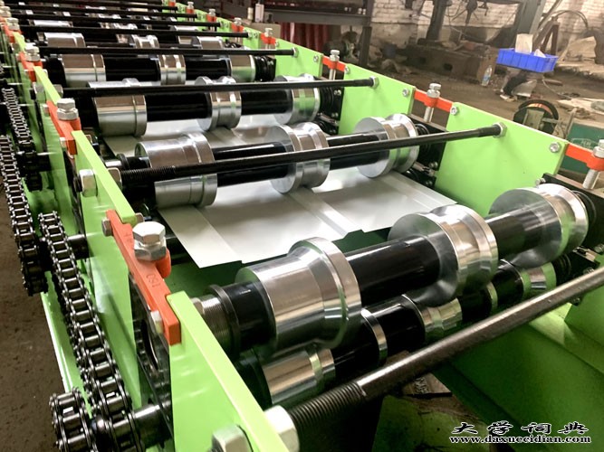 河北沧州市泊头市浩洋机械生产厂新疆彩钢压瓦机订购网@生产厂家